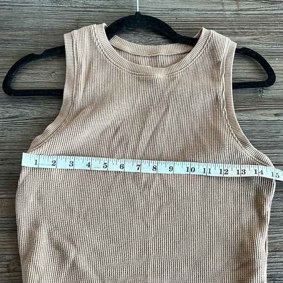 HOLLISTER  COLOR  TAN SIZE L - Picture 6 of 9